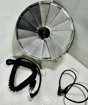 12862 Accura Vintage Folding Fan Camera Flash Bulb Reflector 5 Inch And Cords Made In Japan