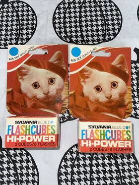 Sylvania 046135915000 Vintage 1970s Blue Dot Flashcubes 2 Cubes 8 Flash Hi-power