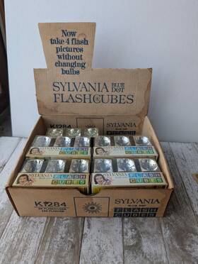 K1284 Sylvania Vintage Store Display Box Blue Dot Flash Cube 9 Pack Flashes